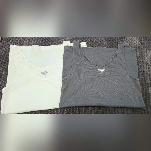 ⭐️3/$35 Old Navy Tanks, Lot of 2 Lg - Picture 4 of 4